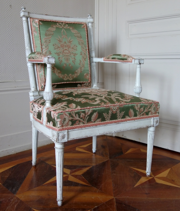 Fauteuil de bureau d'époque Louis XVI en bois sculpté et soie ancienne - attribué à Jacob