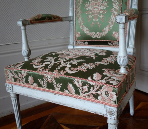 Fauteuil de bureau d'époque Louis XVI en bois sculpté et soie ancienne - attribué à Jacob