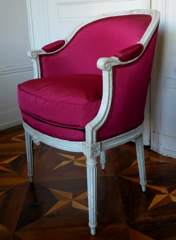 Fauteuil de bureau d'époque Louis XVI en bois laqué, faille de soie pourpre