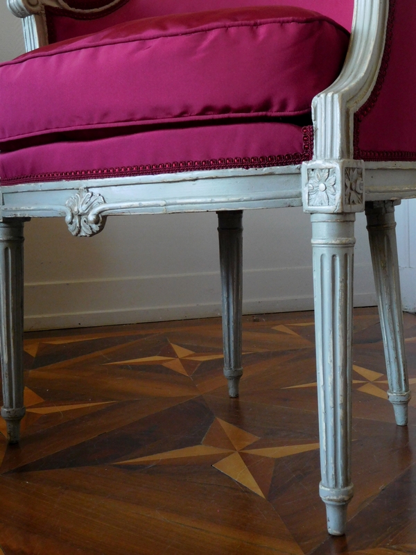 Fauteuil de bureau d'époque Louis XVI en bois laqué, faille de soie pourpre