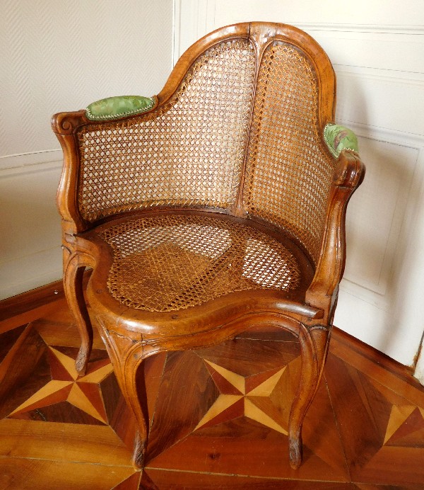 Fauteuil de cabinet / fauteuil de bureau en noyer d'époque Louis XV