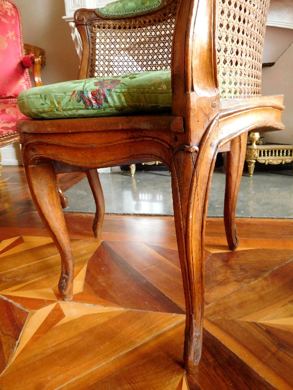 Fauteuil de cabinet / fauteuil de bureau en noyer d'époque Louis XV