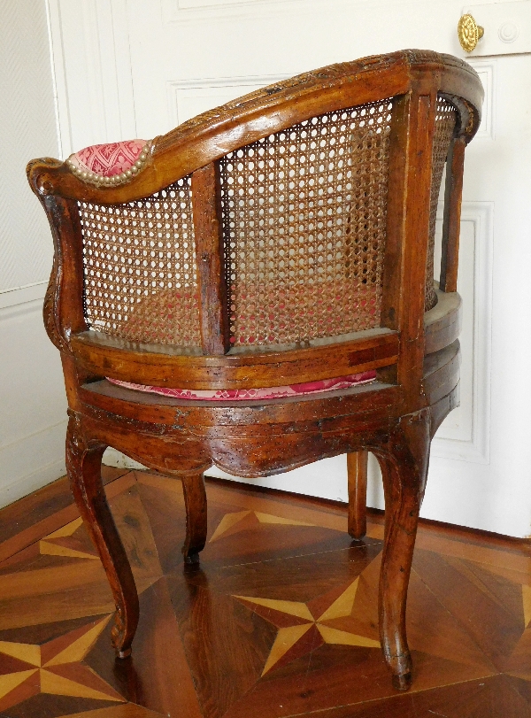 Fauteuil de cabinet / fauteuil de bureau en noyer d'époque Régence