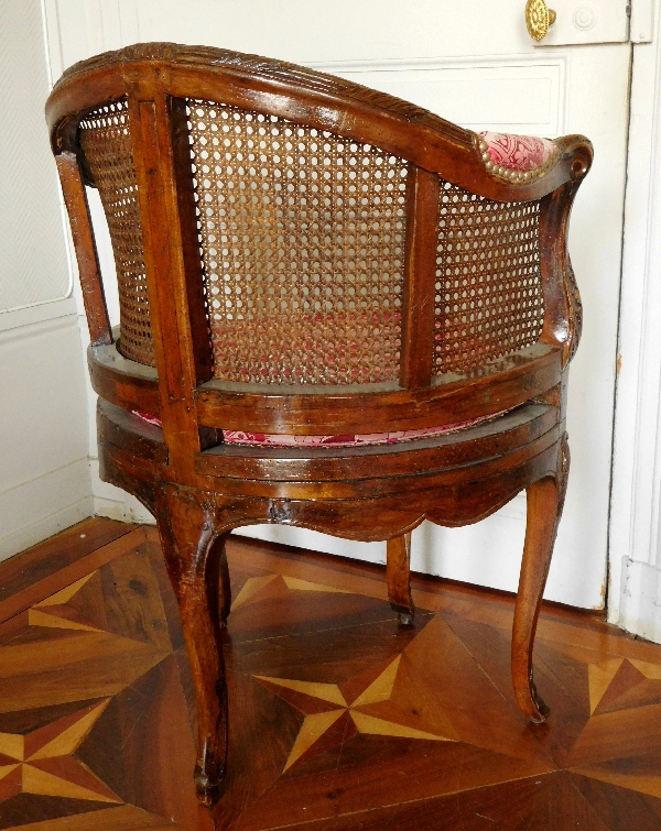 Fauteuil de cabinet / fauteuil de bureau en noyer d'époque Régence