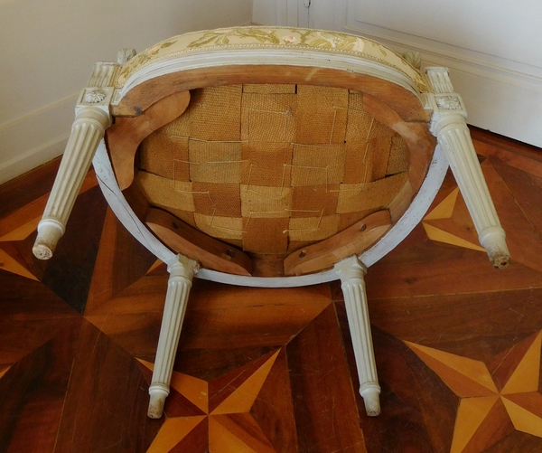 Fauteuil cabriolet d'époque Louis XVI très finement sculpté - riche garniture de soie
