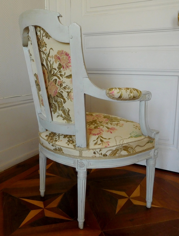 Fauteuil cabriolet d'époque Louis XVI très finement sculpté - riche garniture de soie