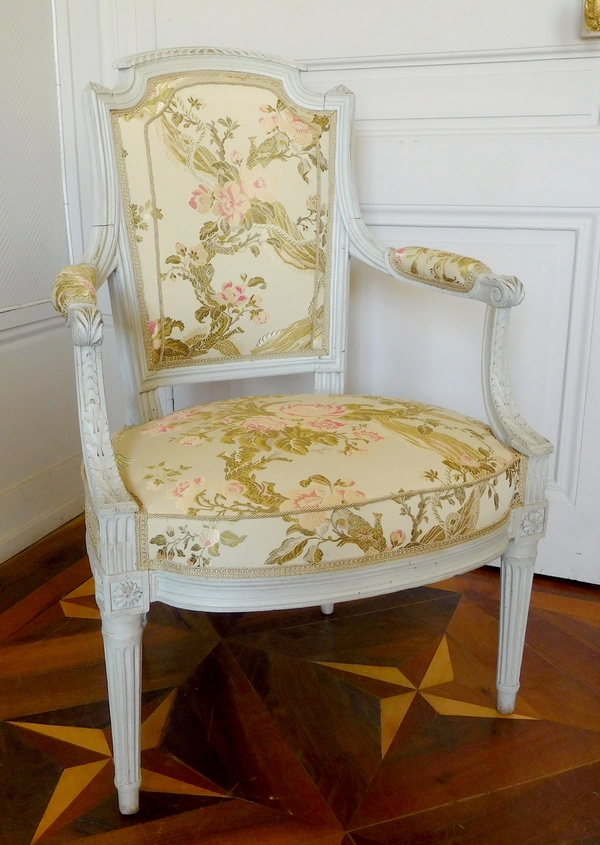 Fauteuil cabriolet d'époque Louis XVI très finement sculpté - riche garniture de soie