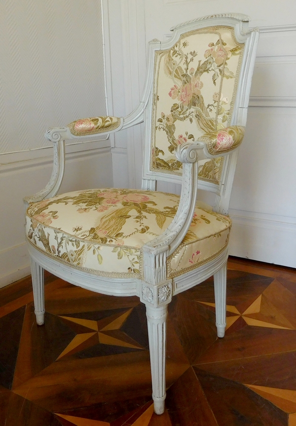 Fauteuil cabriolet d'époque Louis XVI très finement sculpté - riche garniture de soie