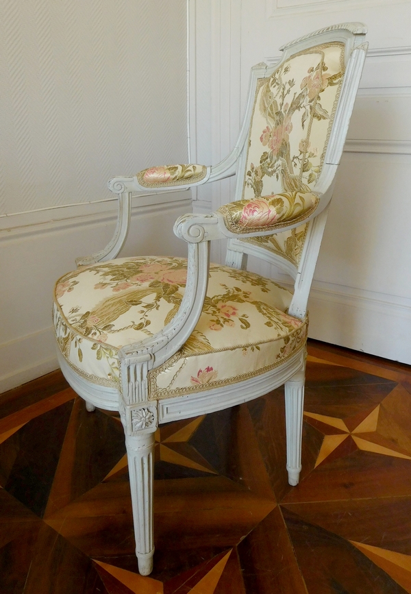 Fauteuil cabriolet d'époque Louis XVI très finement sculpté - riche garniture de soie