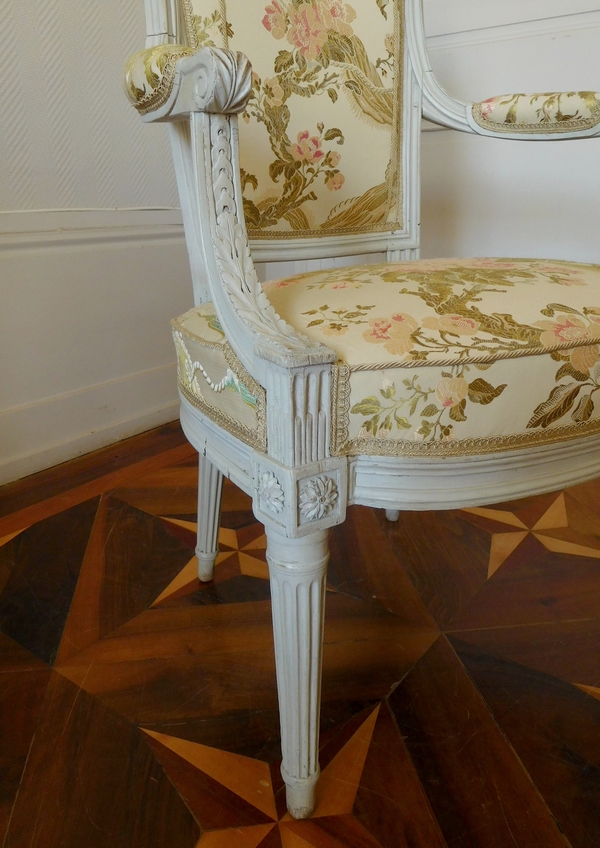 Fauteuil cabriolet d'époque Louis XVI très finement sculpté - riche garniture de soie