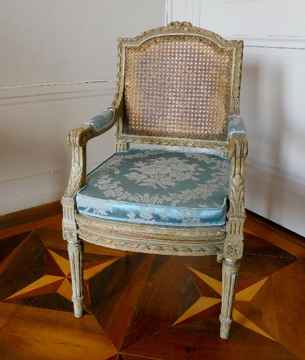 Fauteuil d'enfant canné à coussin de soie - style Louis XVI d'époque XIXe Siècle