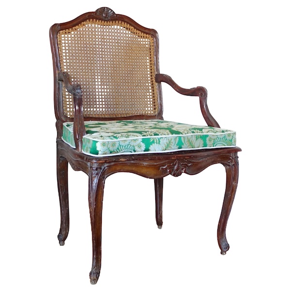 Fauteuil canné d'époque Régence Louis XV à coussin de soie