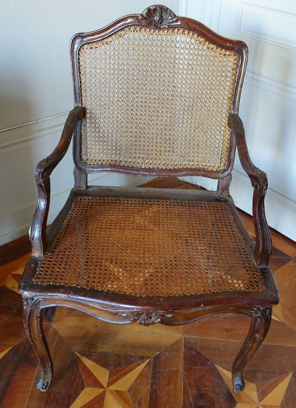 Fauteuil canné d'époque Régence Louis XV à coussin de soie