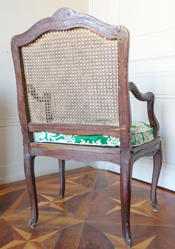 Fauteuil canné d'époque Régence Louis XV à coussin de soie