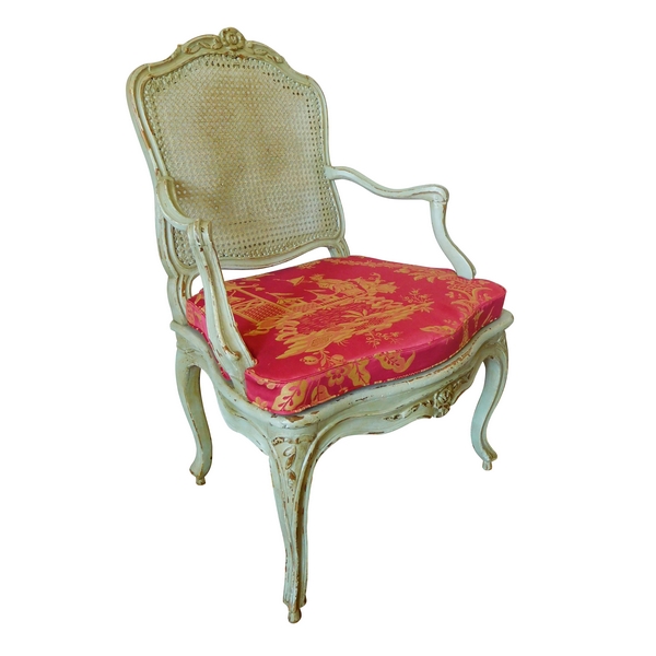 Fauteuil canné d'époque Louis XV à coussin de soie à chinoiseries