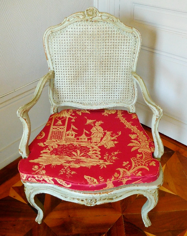 Fauteuil canné d'époque Louis XV à coussin de soie à chinoiseries