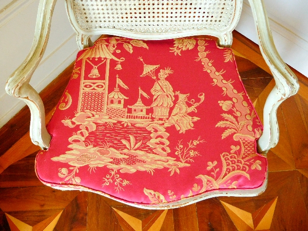 Fauteuil canné d'époque Louis XV à coussin de soie à chinoiseries