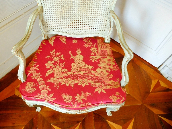 Fauteuil canné d'époque Louis XV à coussin de soie à chinoiseries