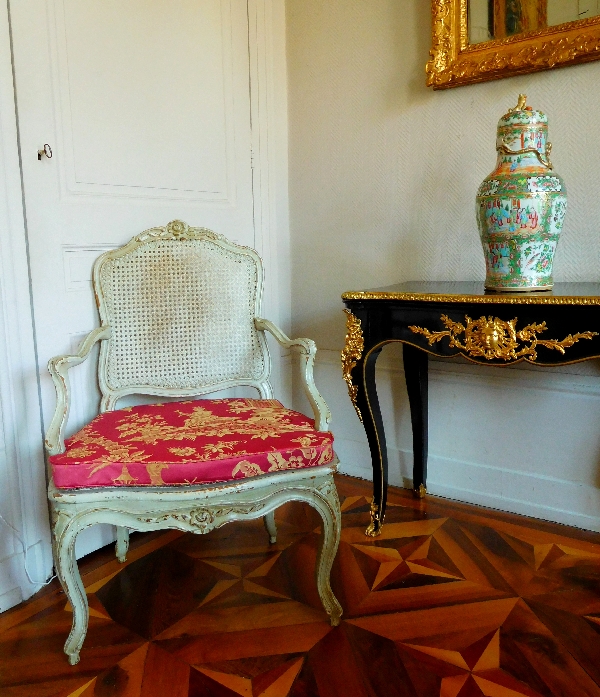 Fauteuil canné d'époque Louis XV à coussin de soie à chinoiseries