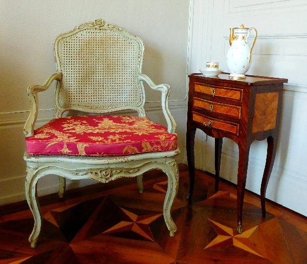 Fauteuil canné d'époque Louis XV à coussin de soie à chinoiseries