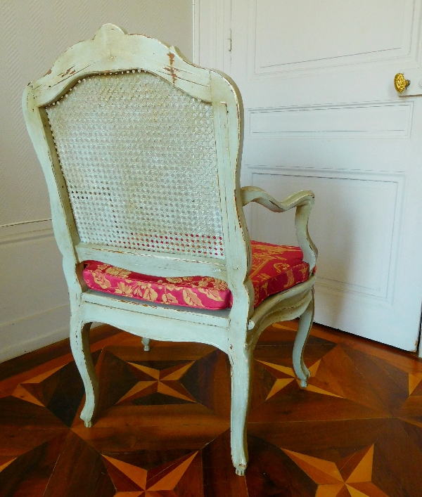 Fauteuil canné d'époque Louis XV à coussin de soie à chinoiseries