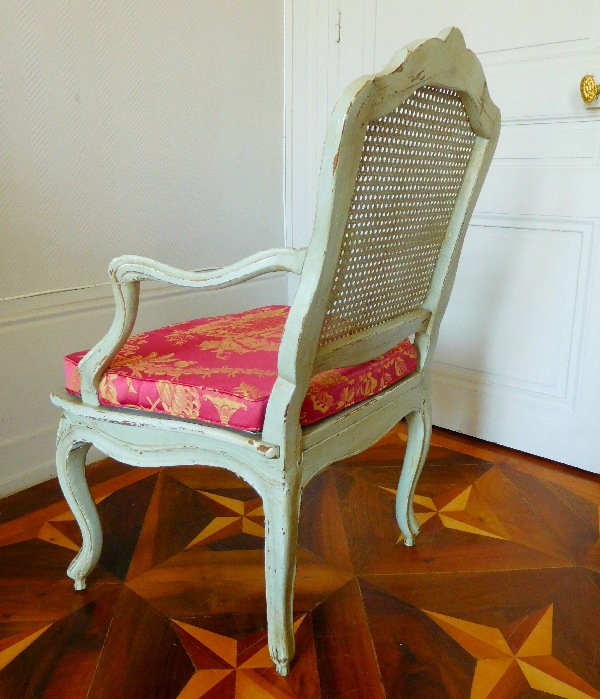 Fauteuil canné d'époque Louis XV à coussin de soie à chinoiseries