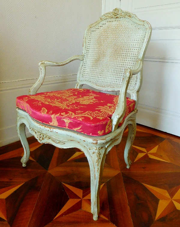 Fauteuil canné d'époque Louis XV à coussin de soie à chinoiseries