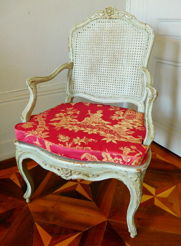 Fauteuil canné d'époque Louis XV à coussin de soie à chinoiseries