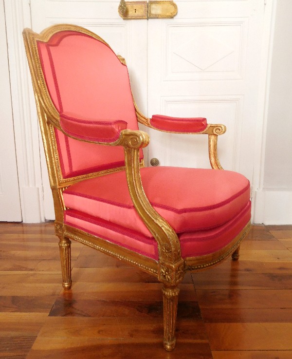 Fauteuil d'apparat en bois doré, modèle coin de feu époque Louis XVI attribué à Jacob