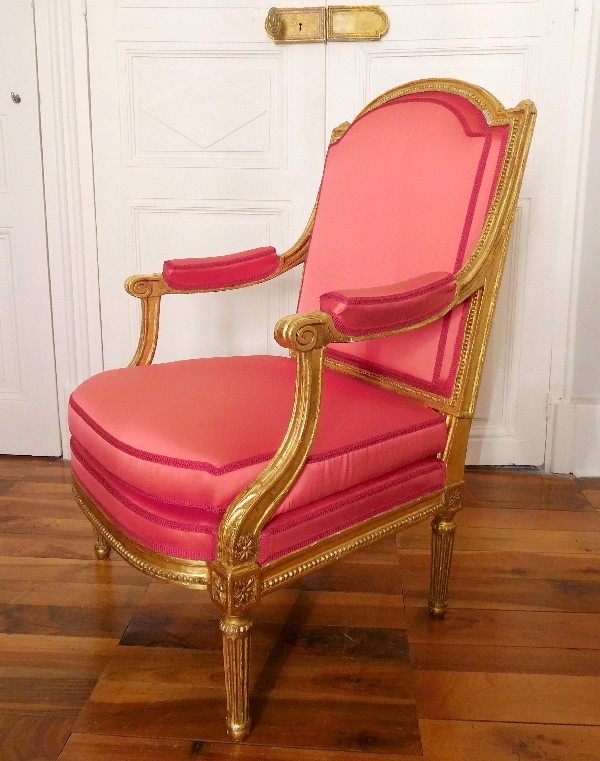 Fauteuil d'apparat en bois doré, modèle coin de feu époque Louis XVI attribué à Jacob