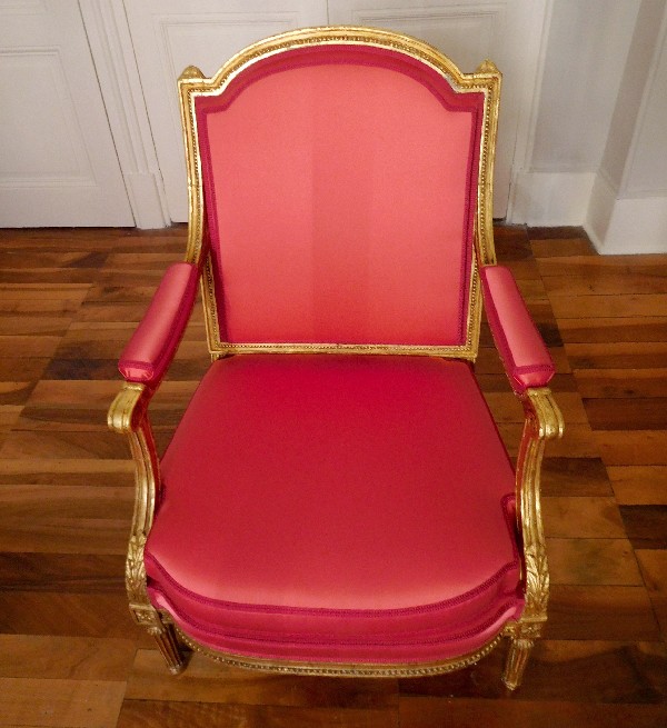 Fauteuil d'apparat en bois doré, modèle coin de feu époque Louis XVI attribué à Jacob