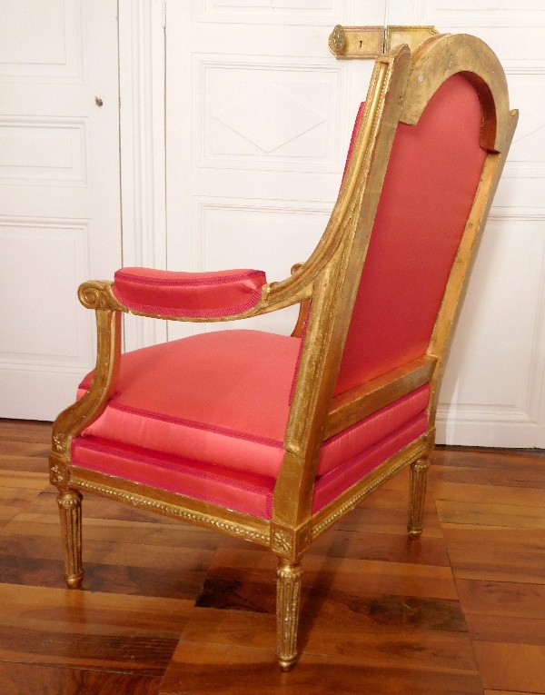 Fauteuil d'apparat en bois doré, modèle coin de feu époque Louis XVI attribué à Jacob