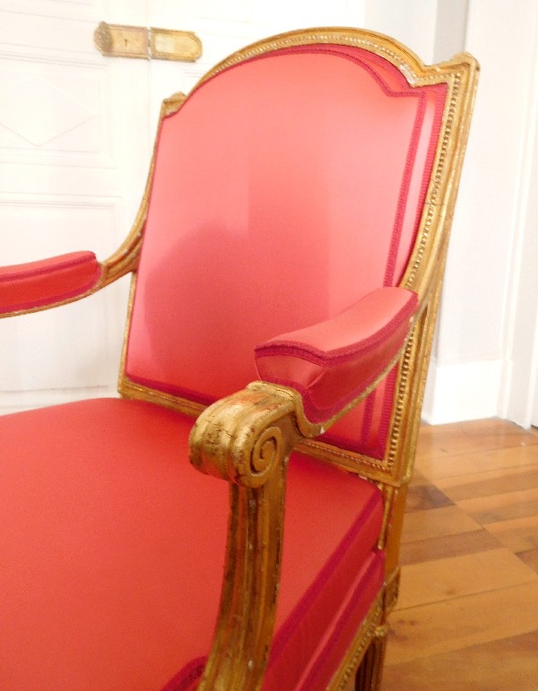 Fauteuil d'apparat en bois doré, modèle coin de feu époque Louis XVI attribué à Jacob