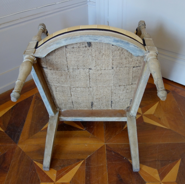 Fauteuil à l'Etrusque d'époque Directoire en bois laqué, eetapissé à neuf