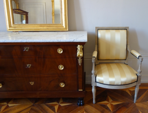 Fauteuil à l'Etrusque d'époque Directoire en bois laqué, eetapissé à neuf