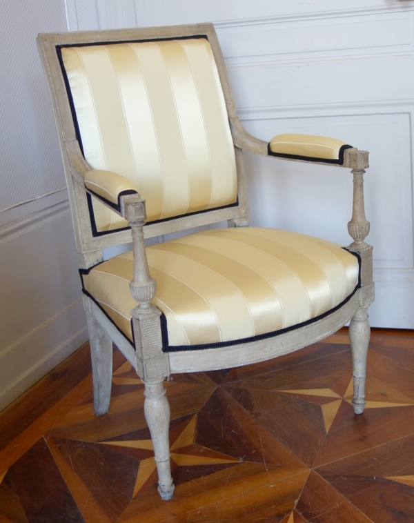 Fauteuil à l'Etrusque d'époque Directoire en bois laqué, eetapissé à neuf