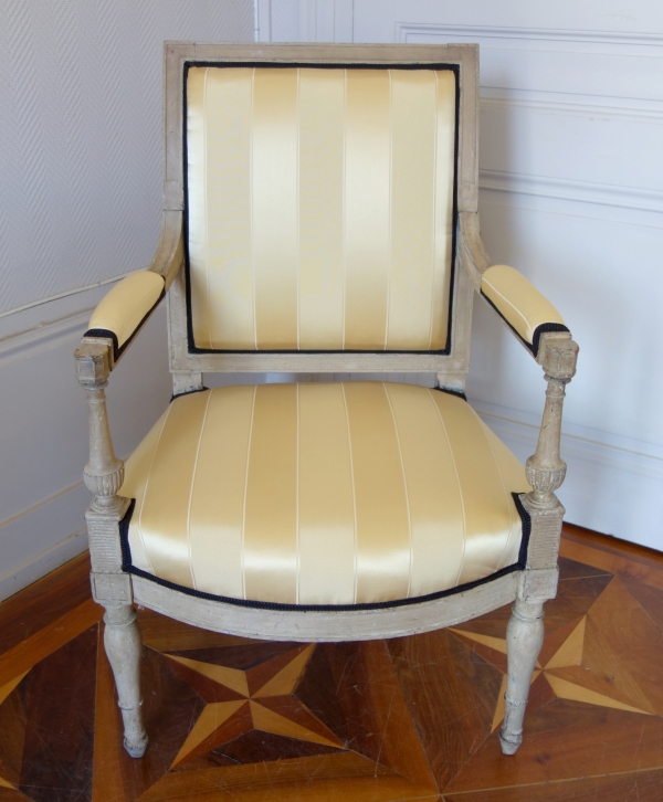 Fauteuil à l'Etrusque d'époque Directoire en bois laqué, eetapissé à neuf