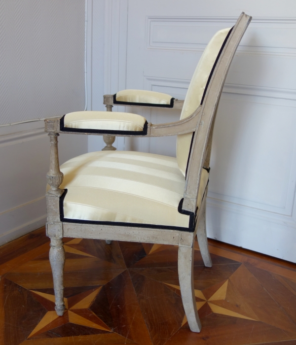 Fauteuil à l'Etrusque d'époque Directoire en bois laqué, eetapissé à neuf