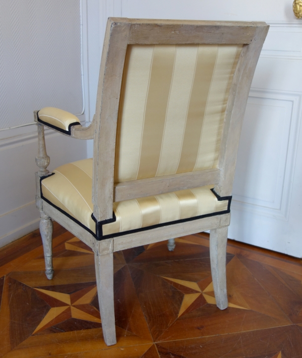 Fauteuil à l'Etrusque d'époque Directoire en bois laqué, eetapissé à neuf