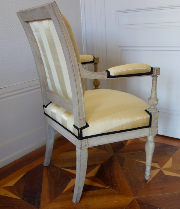 Fauteuil à l'Etrusque d'époque Directoire en bois laqué, eetapissé à neuf