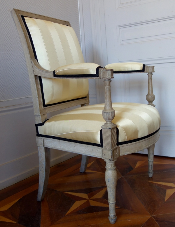 Fauteuil à l'Etrusque d'époque Directoire en bois laqué, eetapissé à neuf