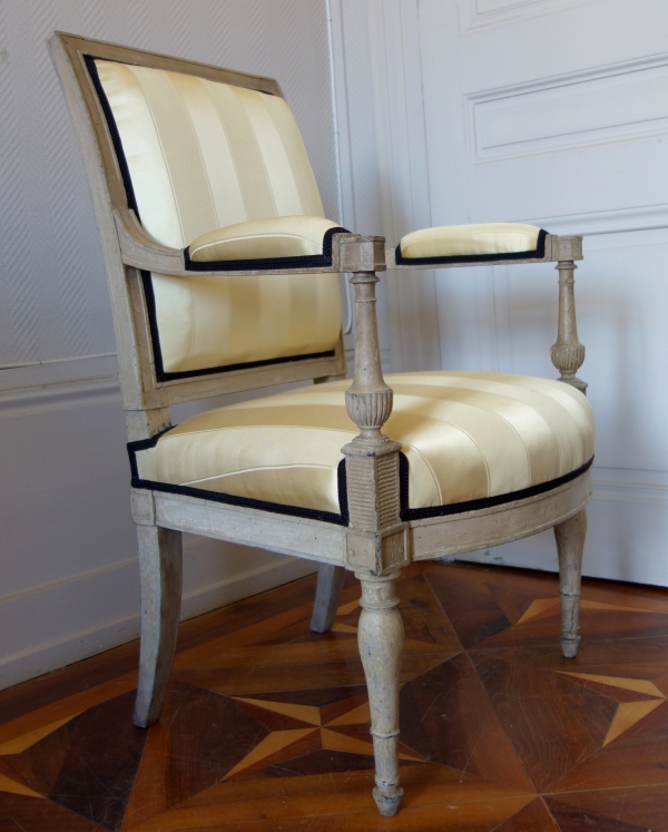 Fauteuil à l'Etrusque d'époque Directoire en bois laqué, eetapissé à neuf