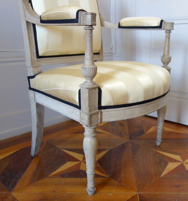 Fauteuil à l'Etrusque d'époque Directoire en bois laqué, eetapissé à neuf