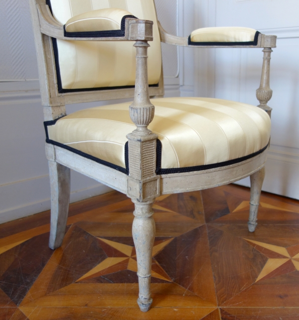 Fauteuil à l'Etrusque d'époque Directoire en bois laqué, eetapissé à neuf