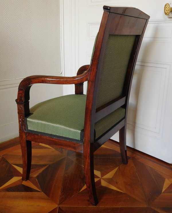 Fauteuil d'époque Empire en acajou finement sculpté reverni au tampon, garniture de soie neuve