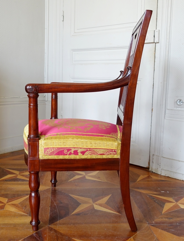 Palais de Saint Cloud : fauteuil Empire estampillé de Jean Pierre Louis et numéros d'inventaire