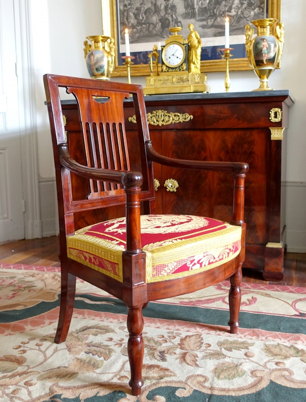 Palais de Saint Cloud : fauteuil Empire estampillé de Jean Pierre Louis et numéros d'inventaire