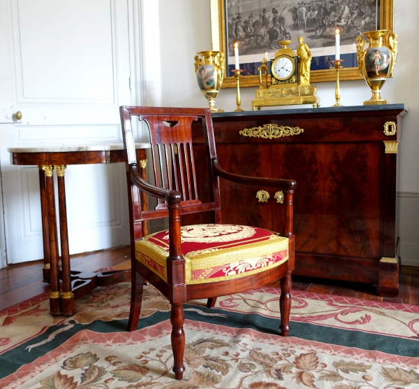 Palais de Saint Cloud : fauteuil Empire estampillé de Jean Pierre Louis et numéros d'inventaire