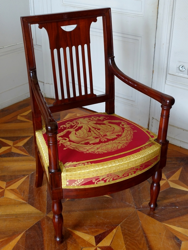 Palais de Saint Cloud : fauteuil Empire estampillé de Jean Pierre Louis et numéros d'inventaire