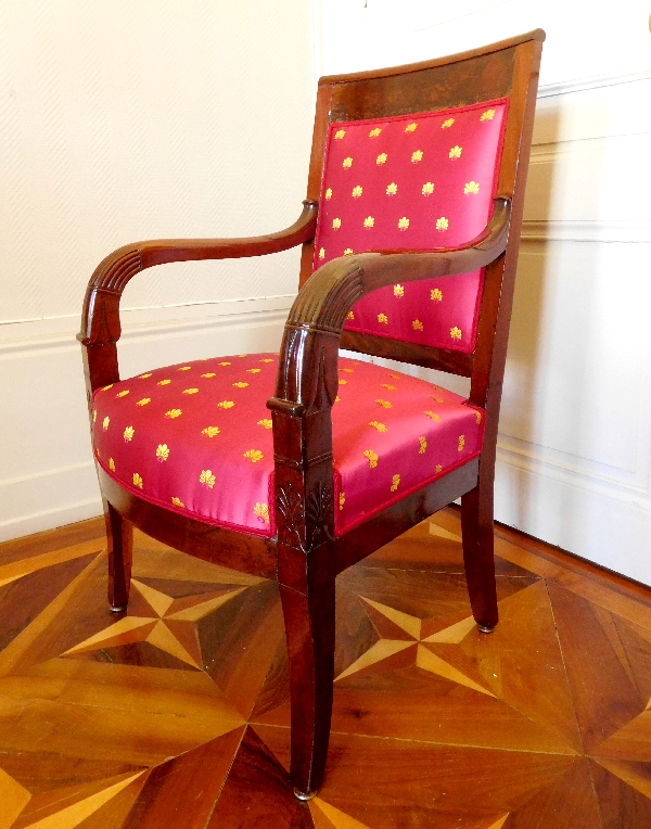 Fauteuil d'époque Empire en acajou finement sculpté reverni au tampon, garniture de soie neuve